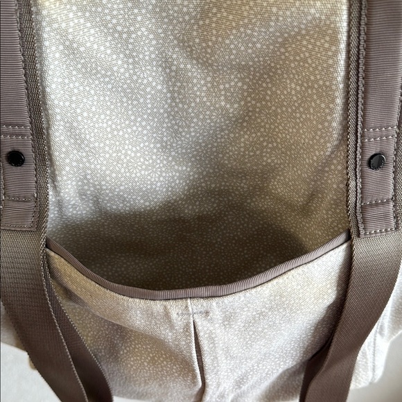 Lululemon Live Free Tote Bag – Versatile and Spacious - Picture 4 of 16